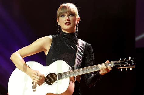 What type of guitar does Taylor Swift play, and how does it influence her songwriting process?